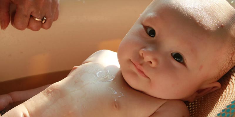 Essential and simple steps for safely bathing your newborn