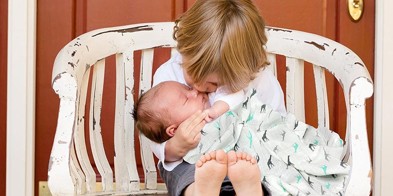 12 simple steps to help your older child adjust to the newborn